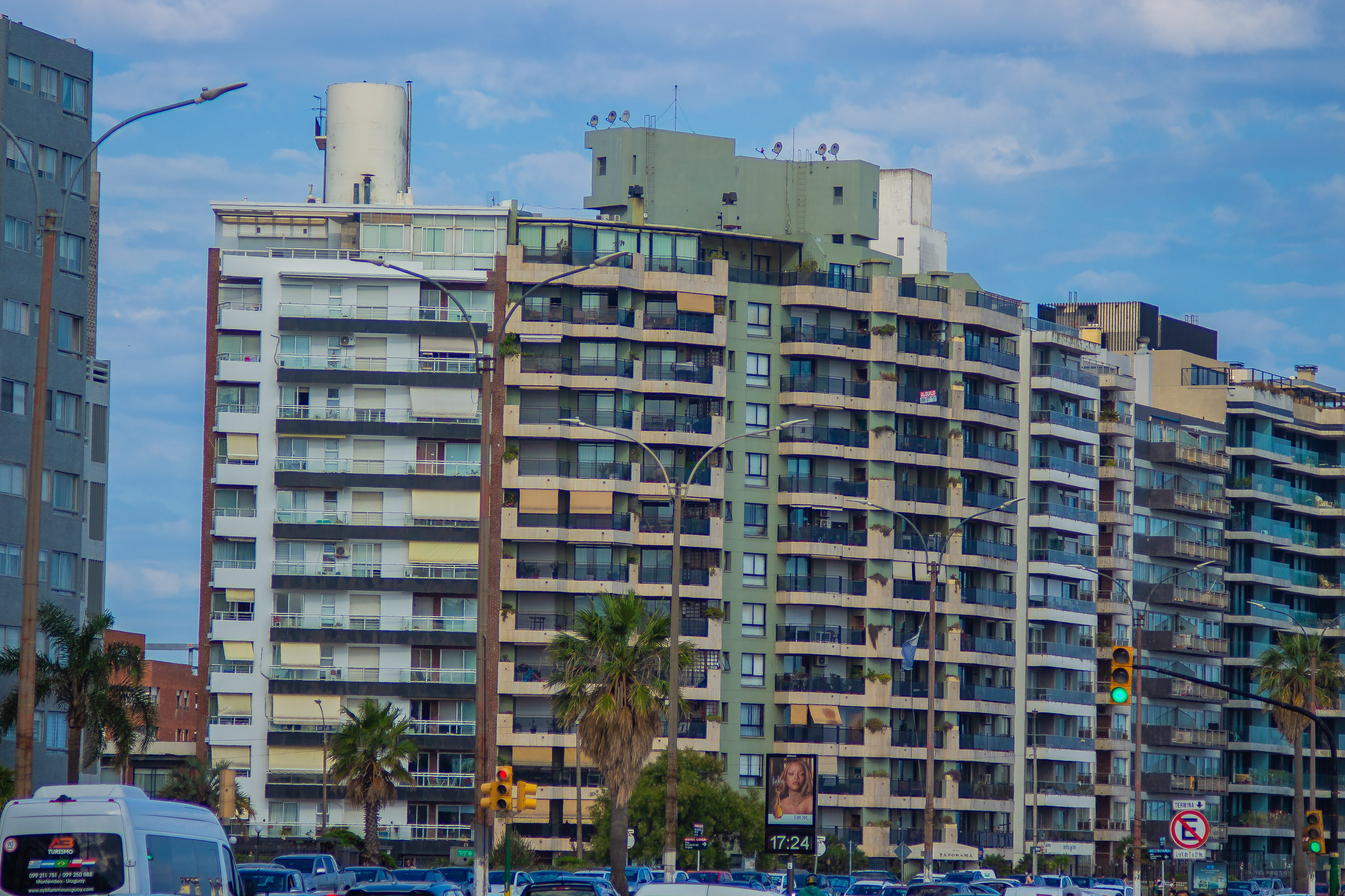 Lago y cielo